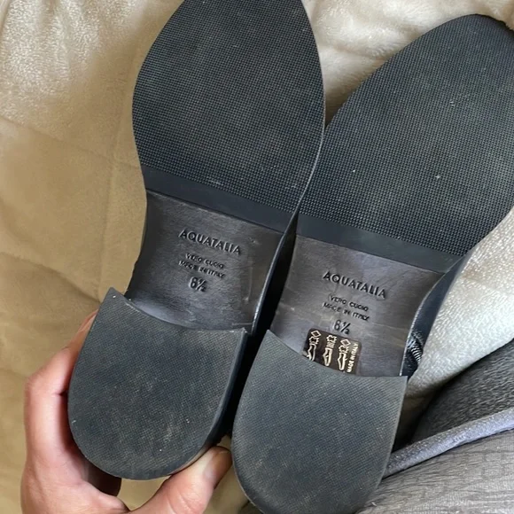 Aquatalia Black Leather heel Ankle Boots with elastic quilt. - Picture 5 of 9